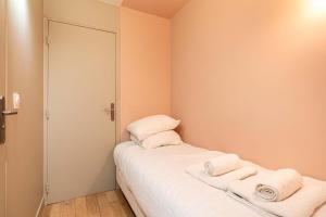 Posteľ alebo postele v izbe v ubytovaní Quiet apartment with terrace&AC-Le Marais/Bastille