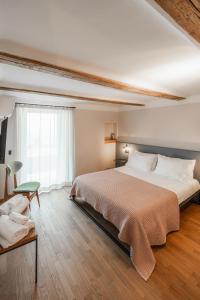 - une chambre avec un grand lit et une fenêtre dans l'établissement Casa Cicetta, à Saint-Marin