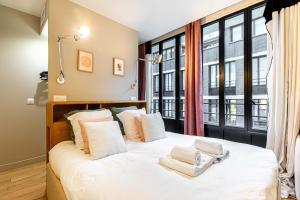 Posteľ alebo postele v izbe v ubytovaní Quiet apartment with terrace&AC-Le Marais/Bastille