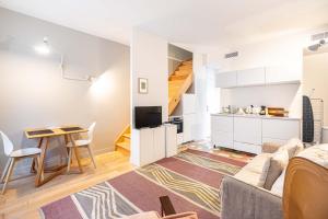 Kuchyňa alebo kuchynka v ubytovaní Quiet apartment with terrace&AC-Le Marais/Bastille