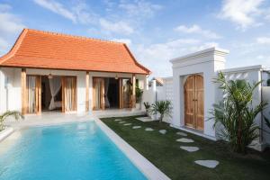 an image of a villa with a swimming pool at Villa FES 2 Bedrooms Private Villa 5mins Beach in Munggu