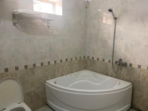 een badkamer met een wit toilet en een raam bij ANH ĐÀO HOTEL LẠNG SƠN in Lạng Sơn