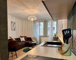 ein Wohnzimmer mit einem Sofa und einem Tisch in der Unterkunft Casa Verde in Saint-Avold