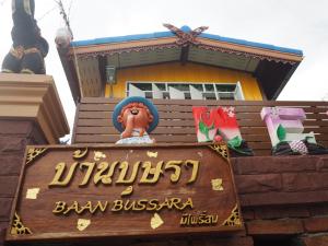 una señal para un bar frente a un edificio en Baan Bussara, en Phra Nakhon Si Ayutthaya