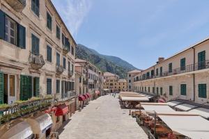 une rue avec des tables et des parasols dans une ruelle dans l'établissement Spacious 1Bedroom on the Main Square of Kotor, à Kotor