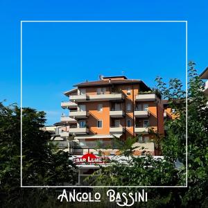 ein großes Apartmenthaus mit Bäumen davor in der Unterkunft Angolo Bassini - Apartment in Verona