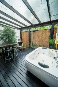 bañera en la parte superior de una terraza de madera en Casa Vistas del Conde, en Heredia