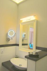 een badkamer met een wastafel en een spiegel bij Landhotel Gut Zarrentin in Gransebieth