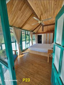 1 dormitorio con cama y techo de madera en Vừng Homestay - Mộc Châu, en Mộc Châu