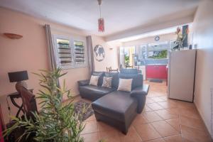 un soggiorno con un divano e una poltrona di 972A - Magnificent ground floor with swimming pool a Le Diamant