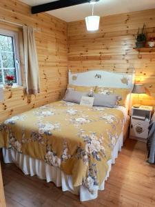 1 dormitorio con 1 cama en una habitación con paredes de madera en Robins Rest en Donegal