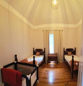 - une chambre avec 2 lits et un lustre dans l'établissement Valentina's House, à Porto da Cruz