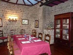 Un restaurante o sitio para comer en Hotel La Posada Regia