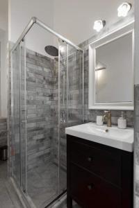 y baño con ducha, lavabo y espejo. en Perfect Day 3 -3 bedr, 2 bathrooms en Budapest