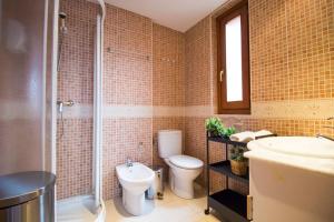 een badkamer met een toilet, een wastafel en een douche bij 1. APT cerca a pistas de esquí y la Vall d'Incles in Soldeu