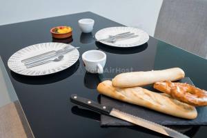 een tafel met borden eten en een hotdog erop. bij Chic 1BR Flat in Elephant and Castle in Londen