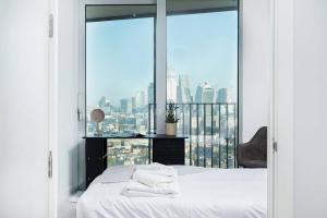 - une chambre avec un lit et une vue sur la ville dans l'établissement Chic 1BR Flat in Elephant and Castle, à Londres