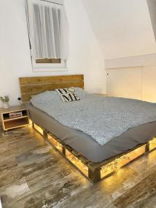ein Schlafzimmer mit einem Bett mit Beleuchtung in der Unterkunft Zlatni Breg Divcibare in Divčibare