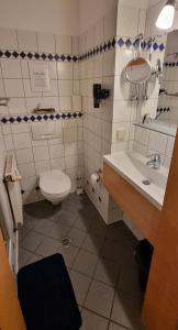 a bathroom with a toilet and a sink at Fine Living - Einzeln oder größere Gruppen- 5 Zimmer je mit eigenem Bad - Küche - Aufenthaltsraum - bis 8 Personen in Meine
