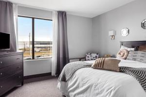 a bedroom with a bed with a large window at Restauparc Motel in Casselman