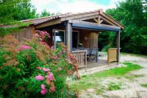 Κήπος έξω από το Les Chalets du Brusquand +3 φωτογραφίες