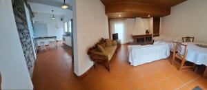 Una cocina y una sala de estar con mesa y sillas. en Valentina's House, en Porto da Cruz