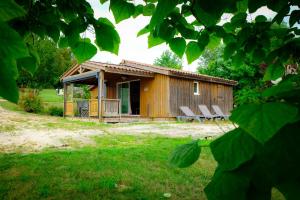 Κήπος έξω από το Les Chalets du Brusquand