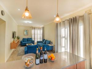 una sala de estar con 2 botellas de vino en una barra en Oh Wine at Luca's Place en Blantyre