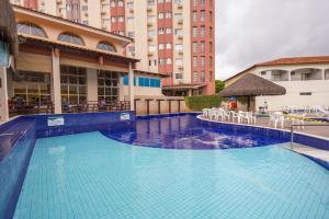 duży basen obok niektórych budynków w obiekcie HOT SPRINGS HOTEL - BVTUR w mieście Caldas Novas