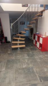 eine Treppe in einem Zimmer mit Fliesenboden in der Unterkunft Domaine de la Griffe - Chambres d'hôtes "Roche Parnal" in La Roche-sur-Foron + 30 Fotos