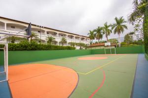 boisko do koszykówki przed budynkiem w obiekcie HOT SPRINGS HOTEL - BVTUR w mieście Caldas Novas