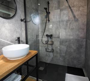 W łazience znajduje się umywalka i prysznic. w obiekcie Widokówka Kletno w Stroniu Śląskim