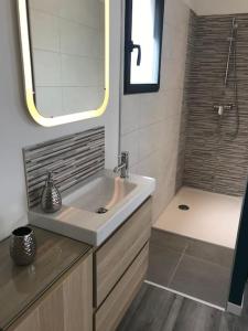 Koupelna v ubytování Calme, confort et espace dans villa d’architecte