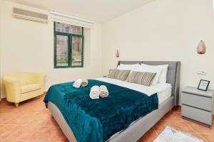 Postel nebo postele na pokoji v ubytování 1-Bedroom Flat on the Main Square in the Old Town