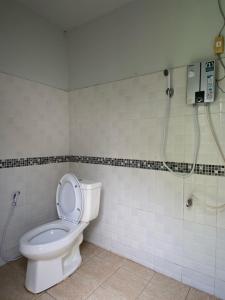 a bathroom with a toilet and a shower at วิวเขื่อน โฮมสเตย์ 
