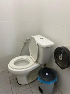a bathroom with a toilet and a trash can at วิวเขื่อน โฮมสเตย์ 
