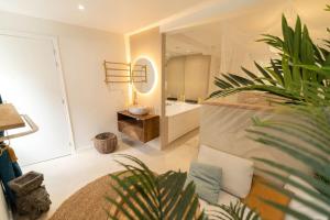 เตียงในห้องที่ AG 1 Love Balnéo Clim 1min plage, +21 ภาพ