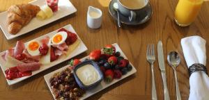 una mesa con tres platos de desayuno en ella en Clashmore Wood en Dornoch