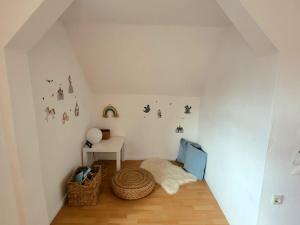 a attic room with a bed and a table at Haus an der Weser - 24/7 Check-In 