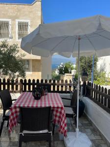 - une table et des chaises avec un parasol sur la terrasse dans l'établissement Lovely detached private house in Bodrum Bogazici, à Milas