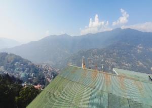 - une vue sur la chaîne de montagnes depuis un bâtiment dans l'établissement Dhe Kyi Khang by Magwave Hotels-100 Mts from MG Marg, à Gangtok