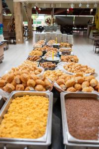 un buffet de diferentes tipos de donuts y otros alimentos en HOT SPRINGS HOTEL - BVTUR en Caldas Novas