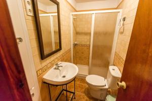 ベセイテにあるCasa Anaのバスルーム(洗面台、トイレ、シャワー付)