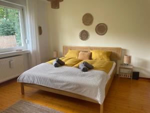 1 dormitorio con 1 cama con sábanas y almohadas amarillas en Haus Willi von Tinyhaus Steinhude, en Steinhude