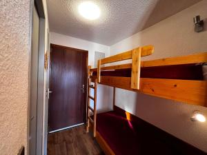 a room with two bunk beds and a door at Studio Les Saisies, 1 pièce, 4 personnes - FR-1-293-193 in Les Saisies