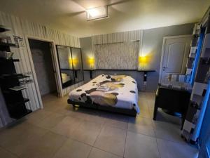 1 dormitorio con 1 cama con manta de vaca en B&B Le Bouchat-Oreille, en Spontin