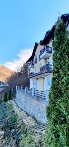 una grande casa bianca con un muro di pietra di Anikaapartman, Brzeće a Brzeće