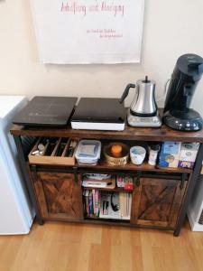 a wooden table with a coffee maker on top of it at Einzigartige Studio-Atmosphäre in Bamberg