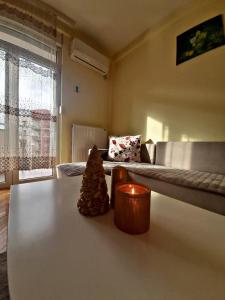 - un salon avec un lit et un arbre de Noël sur une table dans l'établissement Ena Apartment, à Vranje