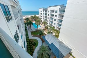 een luchtzicht op het strand vanaf het balkon van een gebouw bij Palm Beach Resorts C55 in Gulf Shores